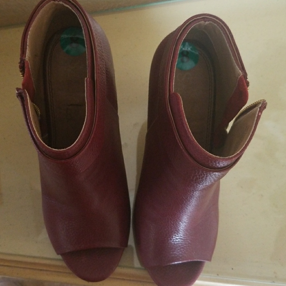 Booties size 8 Like New